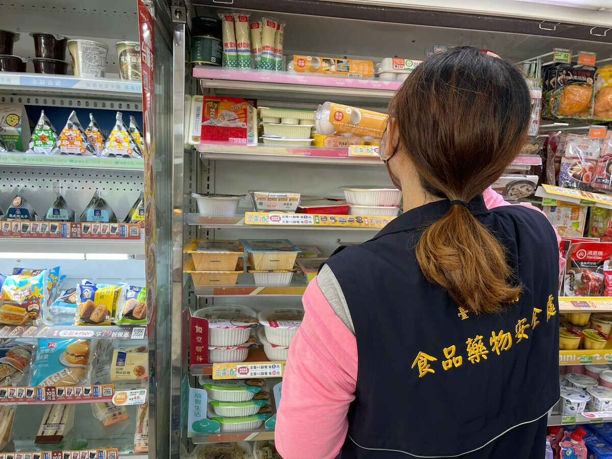 食安處啟動專案前往各大超市賣場稽查。 台中市政府/提供