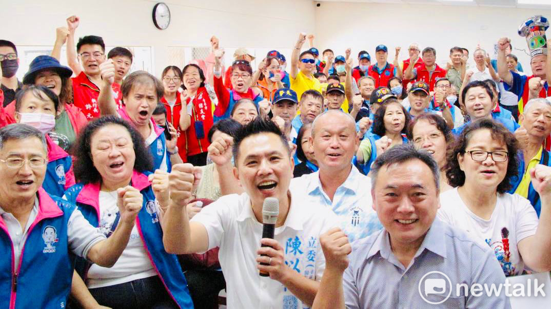 立委陳以信在歸仁競選總部舉辦軍系後援會成立大會，台南市11個軍系團體全員到齊，支持陳以信參選東區暨南關線立委，在地重量級台南市議員曾培雅與吳禹寰也出席力挺，現場超過百位各大團體代表蒞會，氣氛十分熱烈。 圖：黃博郎／攝