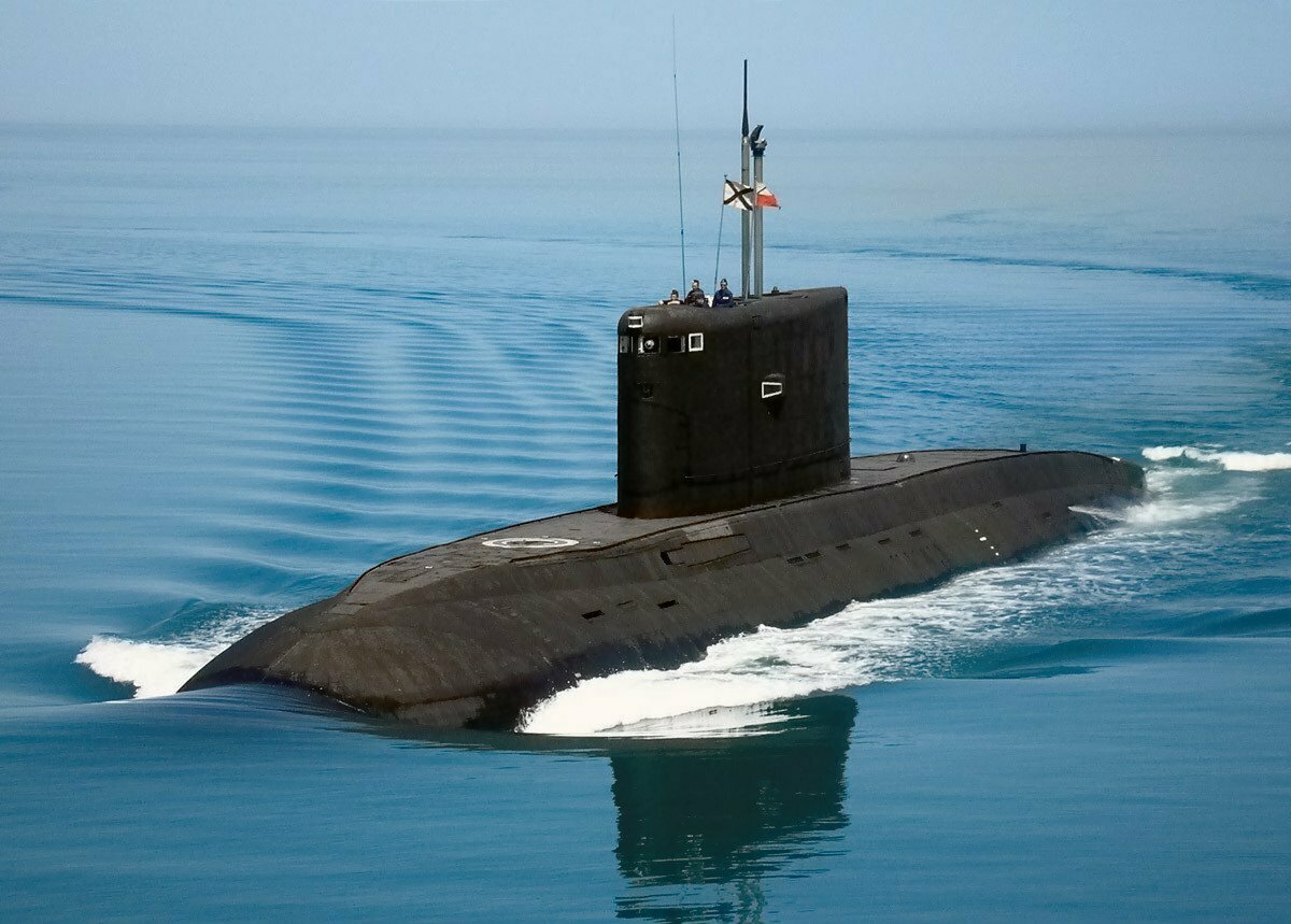 羅普查級登陸艦「明斯克」（Minsk）號和基洛級潛艇「羅斯托夫」（Rostov-on-Don）號均受損。 圖：翻攝自X帳號@Tendar