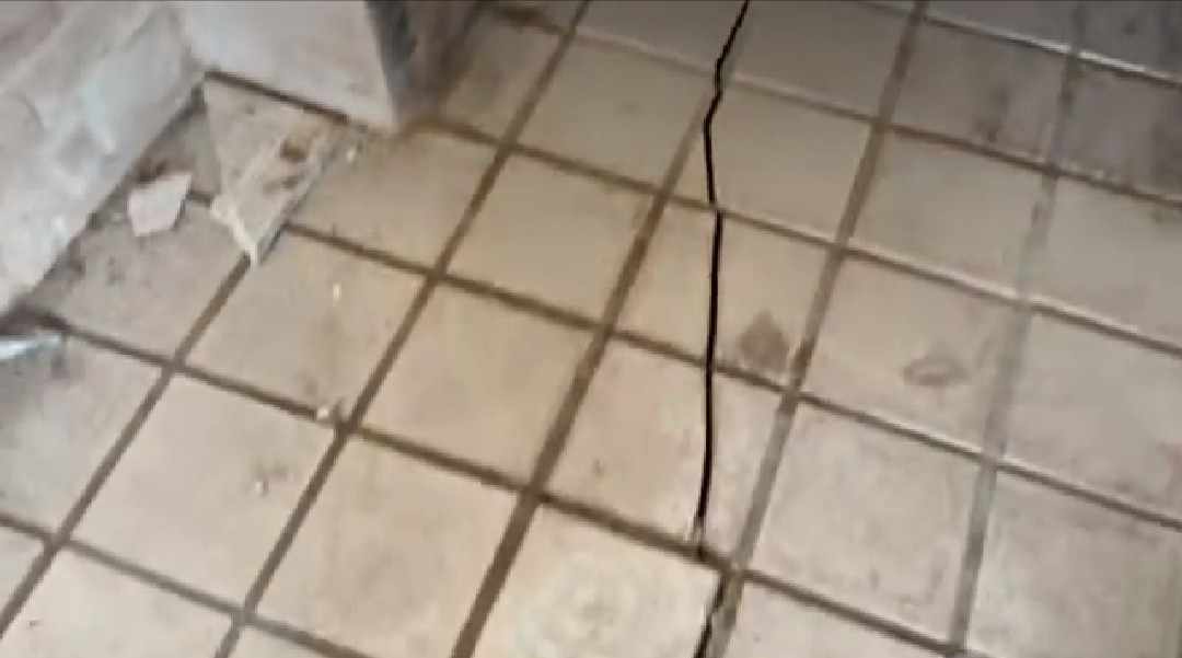 大直塌陷民宅雙號戶家裡的地磚裂縫相較於塌陷事故發生前更深更長。 圖:陳怡君臉書