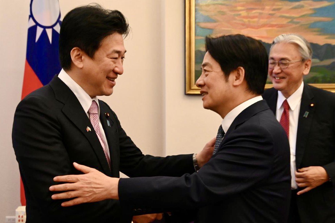 日本新任防衛大臣木原稔(左)。圖為今年8月來台會見各主要總統參選人，進總統府拜會副總統暨民進黨總統參選人賴清德。 圖：翻攝「X」@kihara_minoru