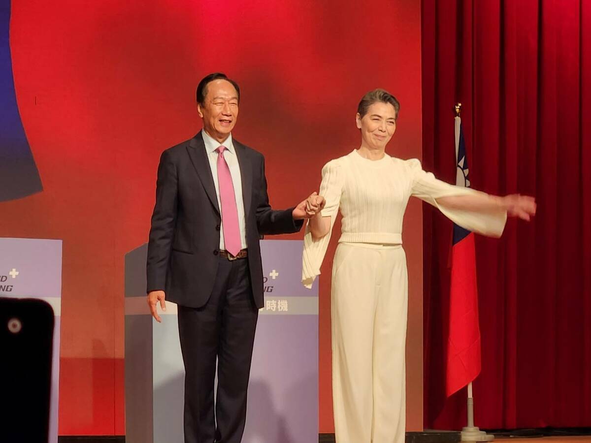 鴻海創辦人郭台銘今（14日）召開記者會，正式公布副手人選為藝人賴佩霞。 圖：黃建豪/攝