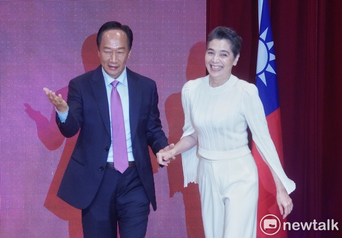 鴻海創辦人郭台銘昨（14）日召開記者會，正式公布副手人選為藝人賴佩霞。 圖：張良一/攝(資料照)