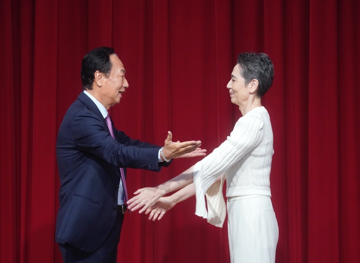 鴻海創辦人郭台銘今（14日）召開記者會，正式公布副手人選為藝人賴佩霞。 圖：張良一/攝