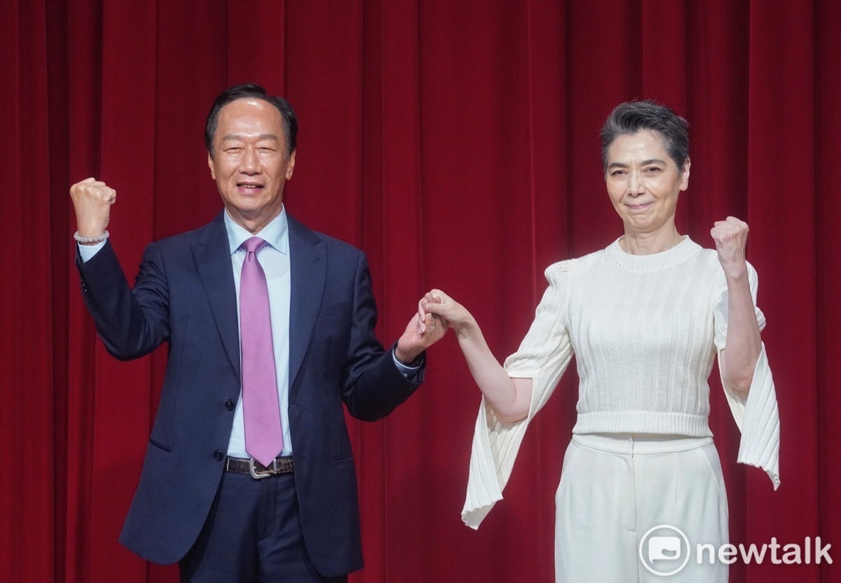 鴻海創辦人郭台銘昨（14日）召開記者會，正式公布副手人選為藝人賴佩霞。 圖：張良一/攝