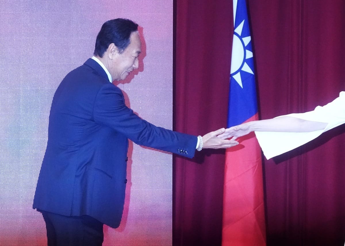 鴻海創辦人郭台銘今（14日）召開記者會，正式公布副手人選為藝人賴佩霞。 圖：張良一/攝