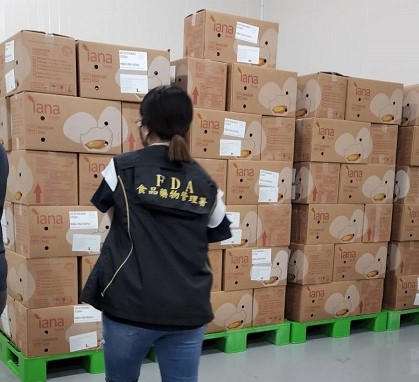 屏縣府會同食藥署至台農蛋品洗選場查察。 圖：屏東縣政府提供