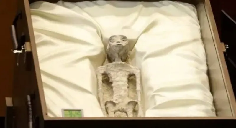 墨西哥國會日前有專家公開2具外星人遺骸，表示經過檢測至少有千年歷史。不過其真實性被質疑。 圖 : 翻攝自推特