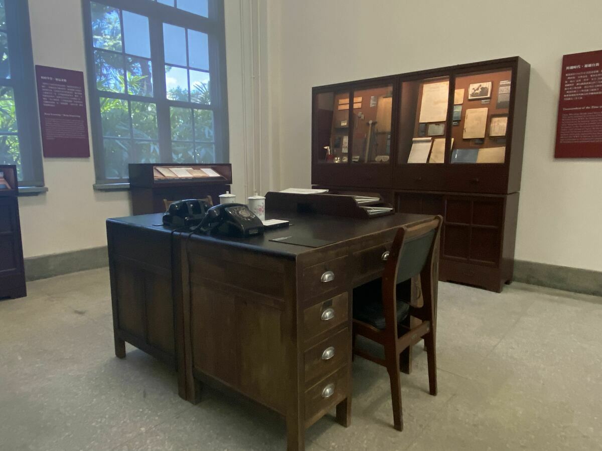 國家鐵道博物館籌備處於「總辦公室」的辦公空間推出現地展，還原場域過去作為臺北機廠決策空間的風貌。 圖：國家鐵道博物館籌備處／提供