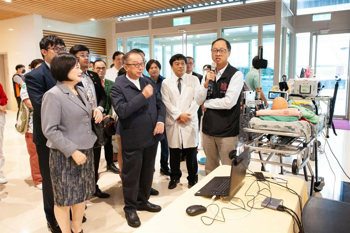兒童5G轉送擔架：提供1個月以上到18歲以下， 兒童重難罕病童的轉送， 也同時將病患視訊影像， 生理參數與呼吸器訊號， 即時傳到醫院戰情室。 圖：林口長庚/提供