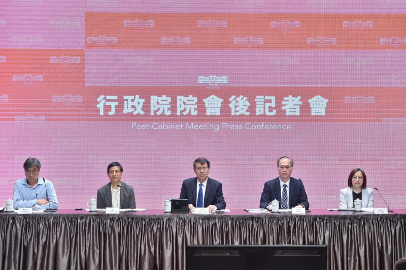 行政院今日通過衛福部提出的「聘僱外籍家庭看護工申請條件多元認定」調整案。根據這項調整案，符合條件的3大類族群，都可以申請聘僱外籍看護工。 圖：行政院/提供