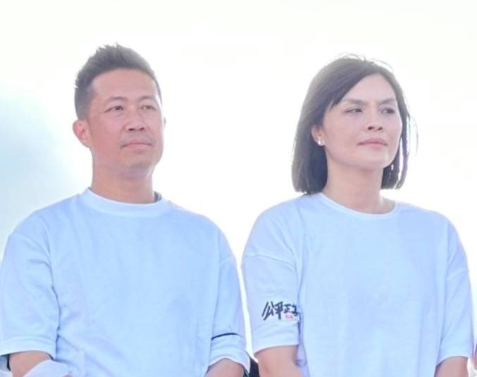 鍾易仲、李眉蓁(右)批高市衛生局像黑道老大的小弟。 圖：李眉蓁服務處提供