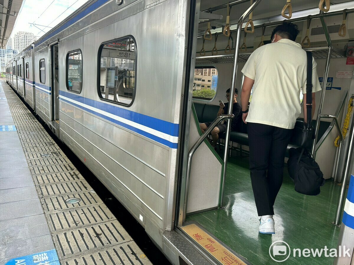 本週末台鐵局因辦理新竹站第3股道接觸線更換作業，以推動電務智慧化，10月14日及15日，共有6列次列車受影響延誤。 圖：林岑韋／攝
