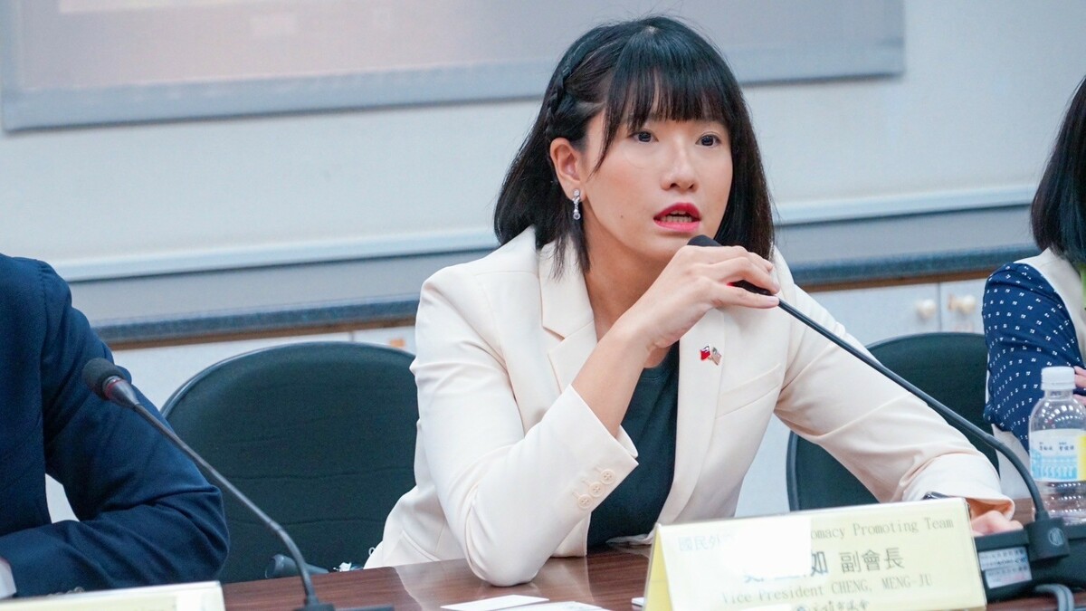 鄭孟洳踢爆竹市民政處長漏報事業投資。 圖：鄭孟洳服務處提供