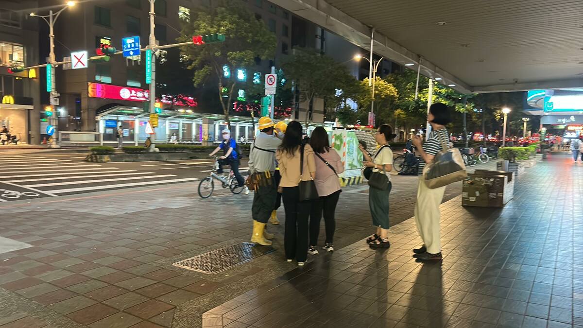 北市通化夜市晚間突大停電，台電人員至信義安和附近了解狀況。 圖:民眾提供