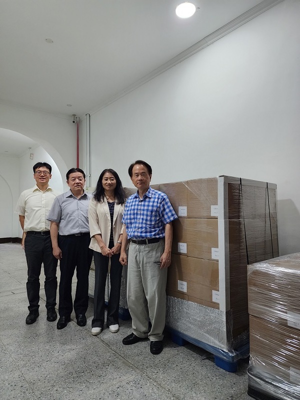 兩蔣文物59箱全數點收，國史館陳儀深館長與工作同仁合影。 圖:國史館提供