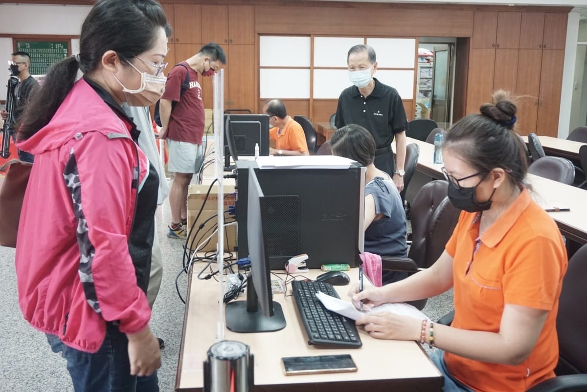 去年萬和宮受理110學年度信眾子女獎學金申請，蕭董事長關心作業流程。 萬和宮/提供