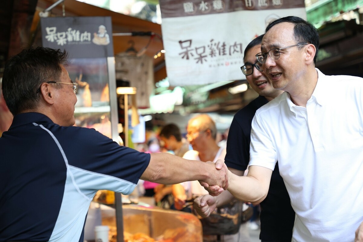 國民黨主席朱立倫陪同黨籍立委參選人掃街拜票。 圖：國民黨文傳會/提供