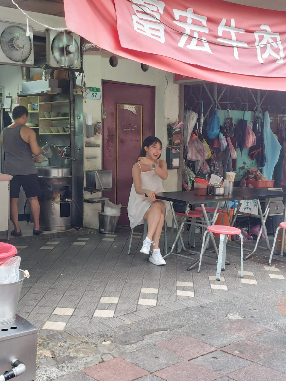 有網友目擊李多慧在路邊攤吃麵。 圖：翻攝自爆廢公社二館FB
