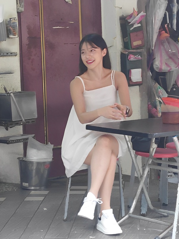 李多慧現身路邊攤牛肉麵店。 圖：翻攝自爆廢公社二館FB