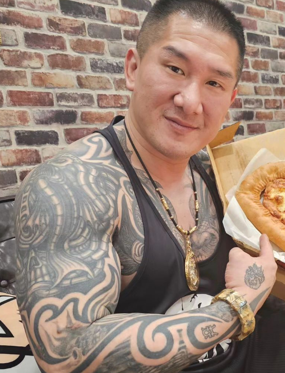 館長的月餅被網友發現明明還沒拆封也還沒過期，表面卻嚴重發霉。 圖：翻攝自陳之漢IG