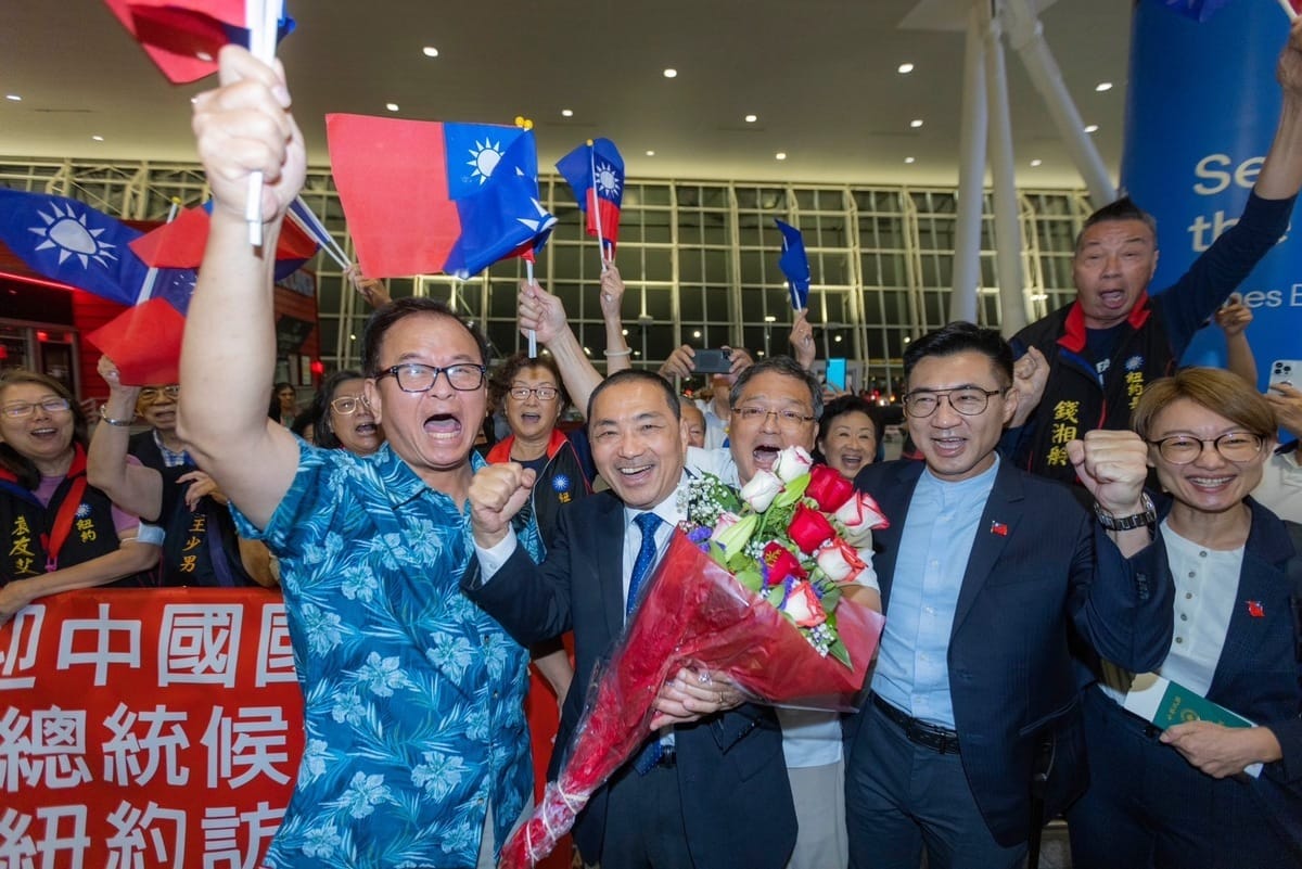 侯友宜飛抵紐約，僑胞熱情接機。 圖：侯友宜競辦/提供（資料照）