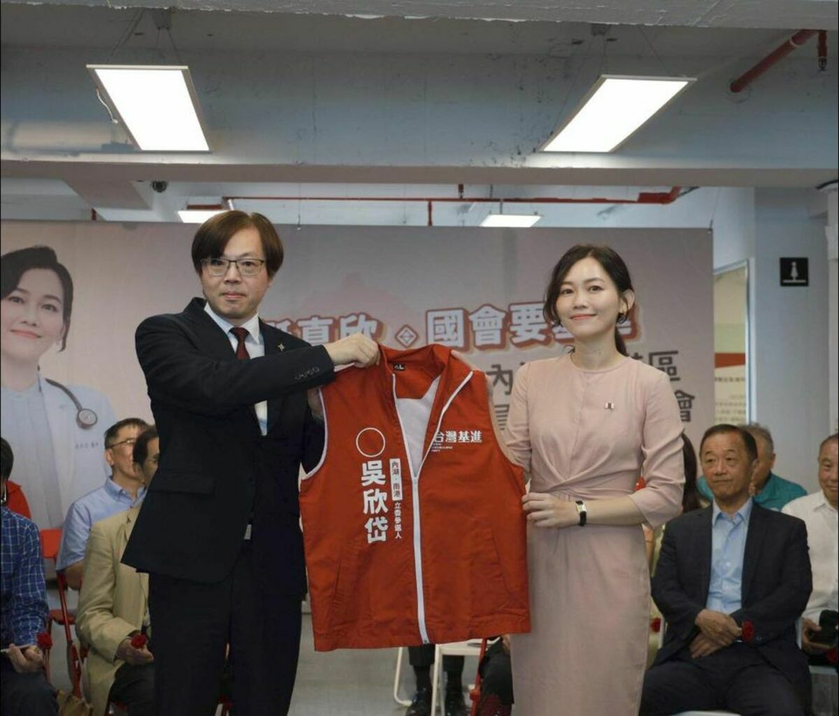 吳欣岱（右）今（15）日獲台灣基進黨正式提名參選2024港湖地區立委選舉。 圖：翻攝自  吳欣岱 臉書