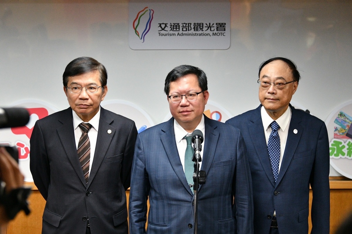 行政院副院長鄭文燦今（15）天出席觀光署揭牌儀式前受訪。 圖：行政院提供