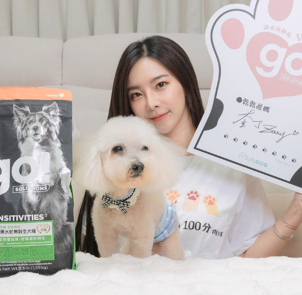 奎丁養了7年的愛犬小哥離世，奎丁曬出合照跟小哥道別。 圖：翻攝自奎丁IG