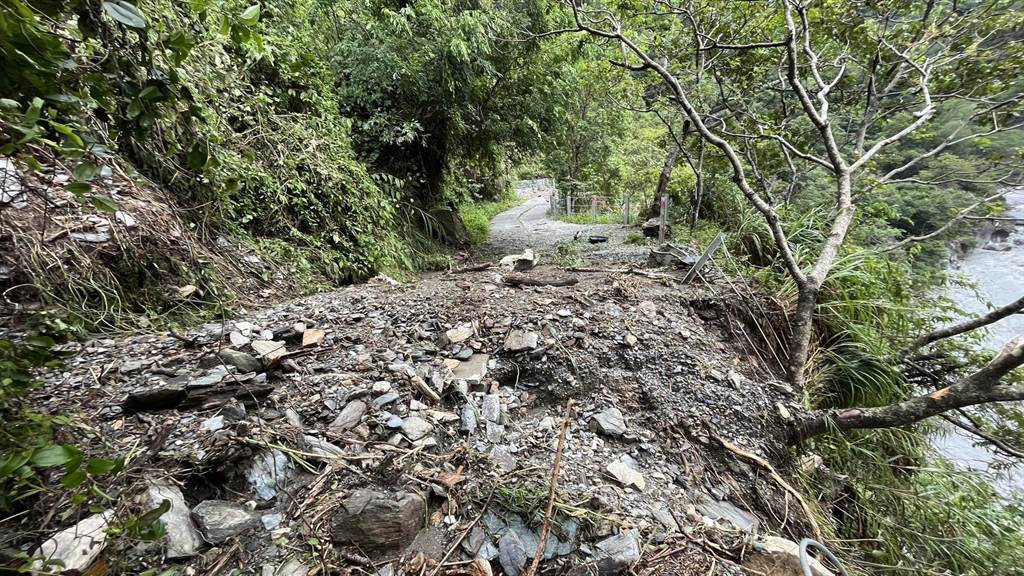 近日再度受到颱風影響，白楊步道多處崩塌、路基流失。 圖：太魯閣國家管理處／提供