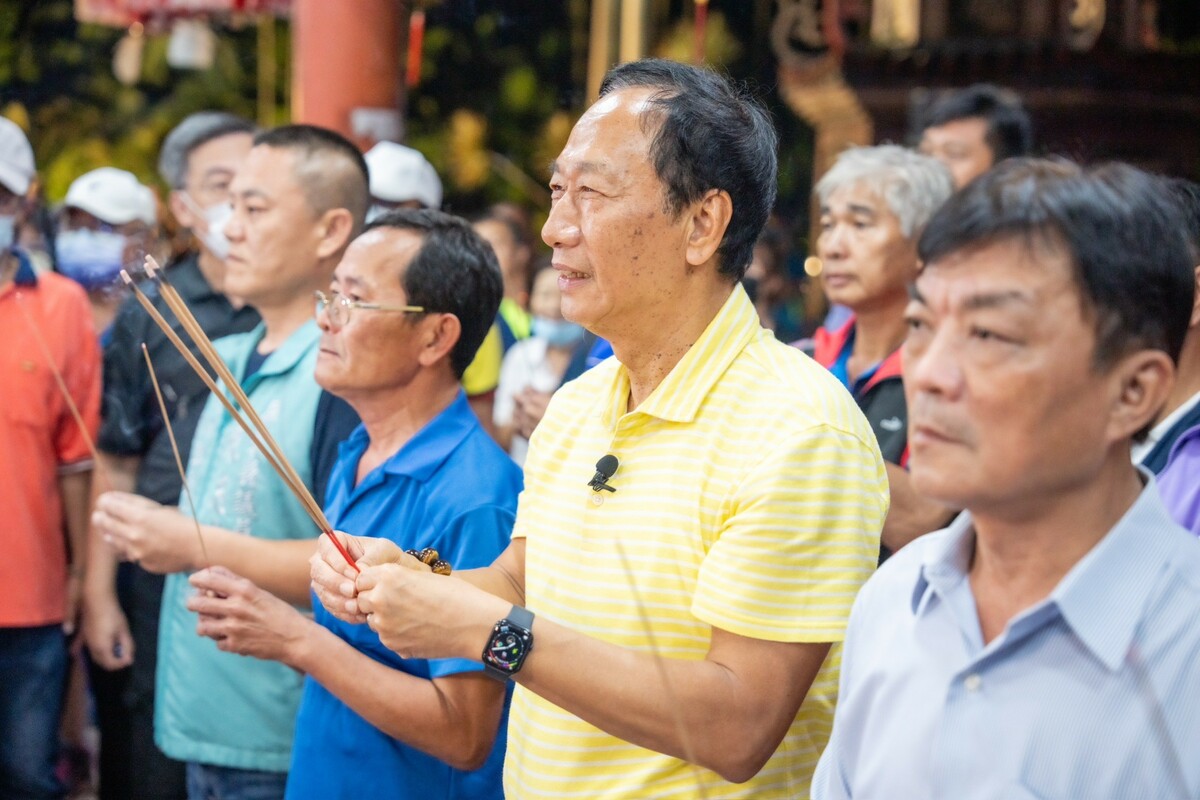 郭台銘(右二)到潮州忠義祠參香，國民黨籍潮州鎮長周品全陪同參拜。 圖：郭台銘辦公室提供