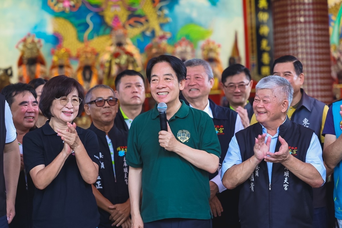 民進黨總統參選人、副總統賴清德今(16)天到雲林參香祈福，第一站前往土庫順天宮，賴清德抵達前，國民黨籍雲林縣議長沈宗隆突然現身在廟前廣場引起注目。 圖：賴清德競辦提供