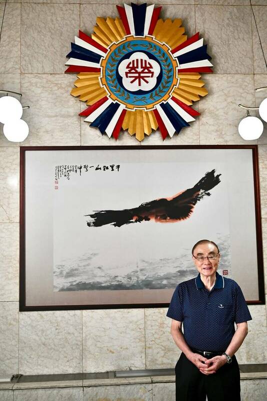 退輔會將訪拍的大師李奇茂「千里江山一擊中的大老鷹」放置在服務臺會徽的下方。 圖：翻攝馮世寬臉書