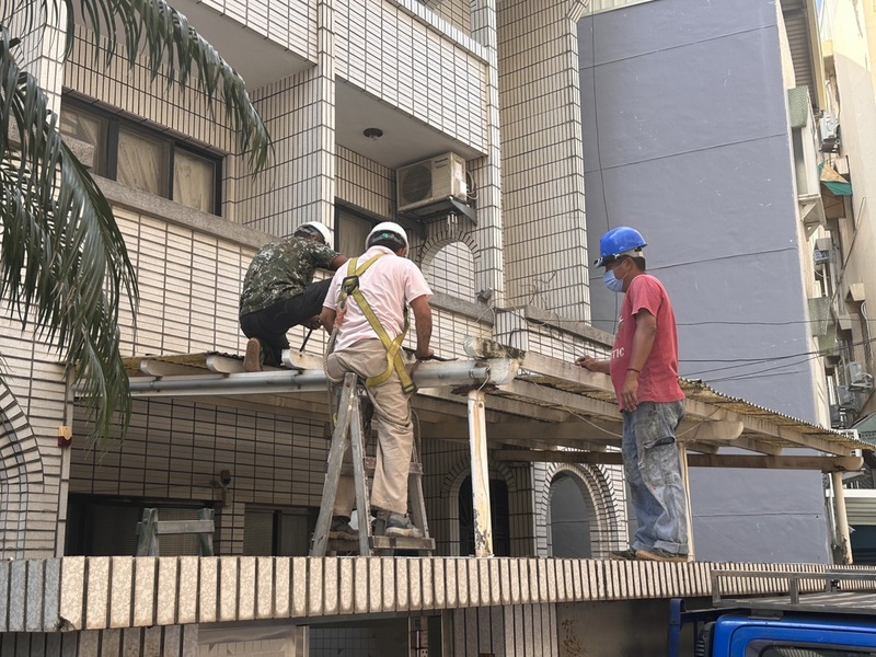 台灣民眾黨總統參選人柯文哲新竹市老家遭疑違建，柯家16日自行雇工進行拆除，拆除範圍包括有疑慮的5樓鐵皮加蓋曬衣場及1樓雨遮。 圖：民眾黨新竹市黨部提供