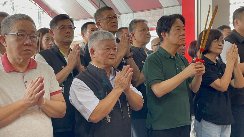 民進黨總統參選人賴清德（前排左3）16日到雲林縣土庫順天宮參香祈福，國民黨雲林縣議長沈宗隆（前排左1）現身，與賴清德同框。 圖：中央社提供