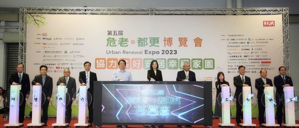 總統蔡英文(中)、內政部長林右昌(左)和財訊雙週刊社長謝金河(右)今（16）日上午出席「第五屆危老+都更博覽會」。 圖：內政部提供