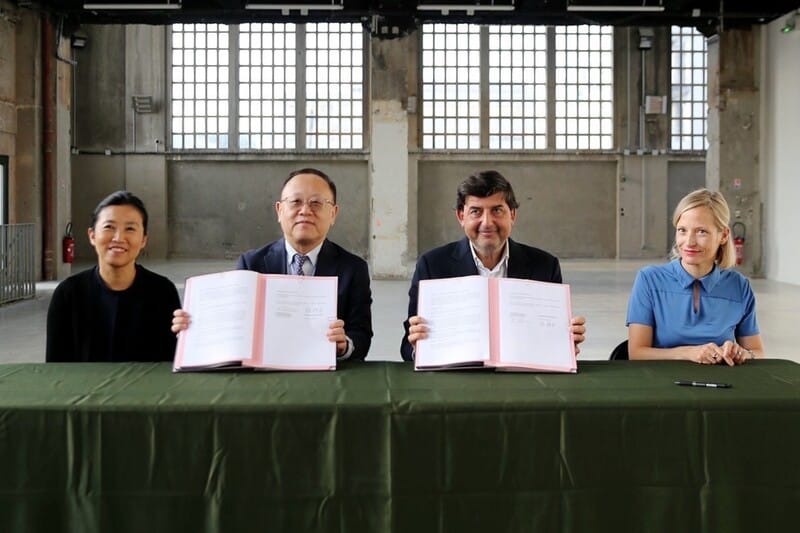 文化部長史哲（左2）近日訪問法國並安排參訪菲夢可基金會（Fondation Fiminco），見證駐法國台灣文化中心（巴文中心）與基金會簽署合作意向書。左為巴文中心主任胡晴舫。 圖：文化部提供