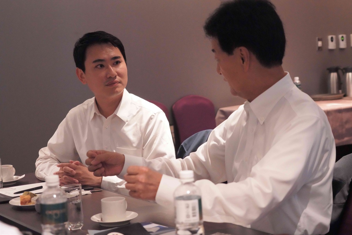 陳冠廷（左）與大島敦（右）互相交流。 圖：陳冠廷競選辦公室提供