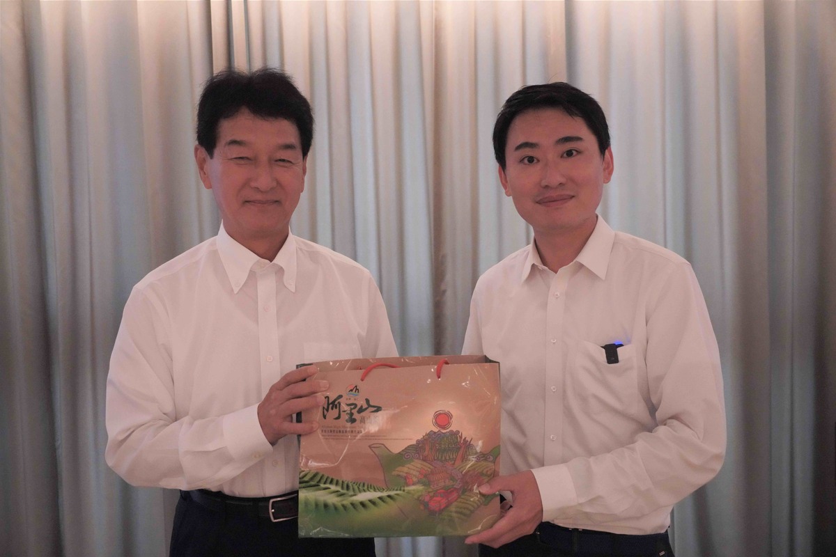 日本眾議員大島敦（左）特地從日本前往嘉義拜訪嘉義縣山區立委參選人陳冠廷（右）。 圖：陳冠廷競選辦公室提供