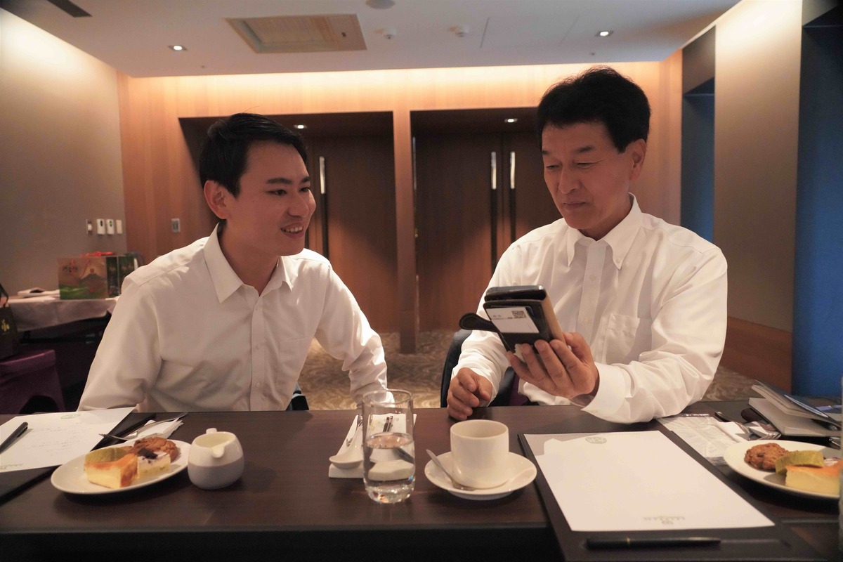 雙方互相交流與在地鄉親交流經驗。 圖：陳冠廷競選辦公室提供