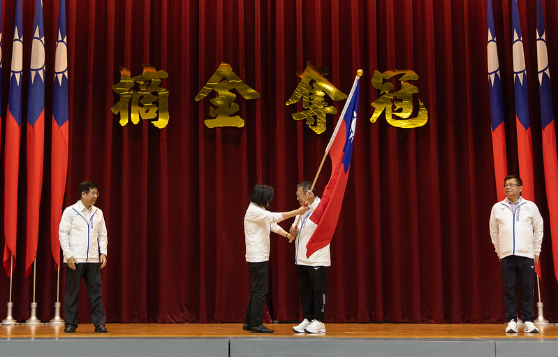 蔡英文總統今（16）天下午抵達國訓中心後，首先頒授國旗予我亞運代表團。 圖：總統府提供