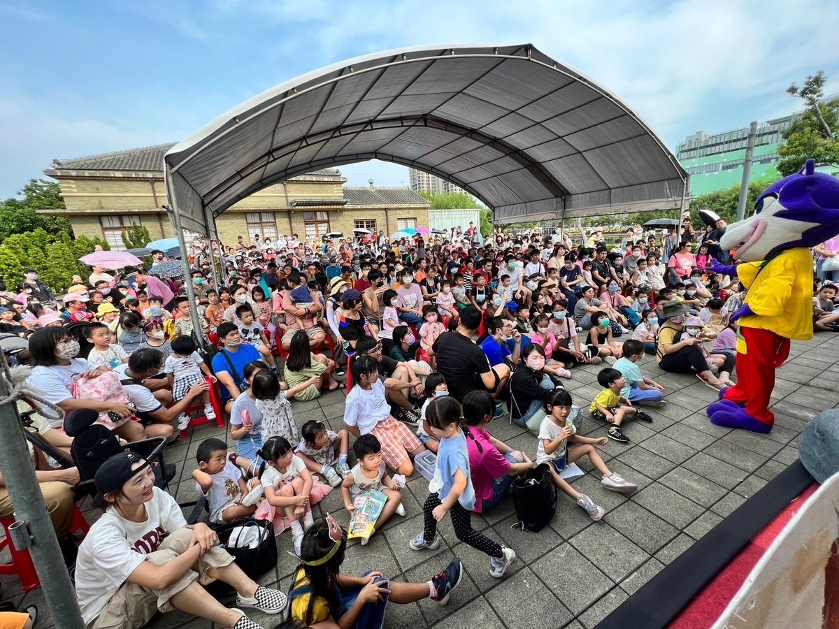 台中市政府為鼓勵市民善加使用「台中通APP」，市府數位治理局今（16）日舉辦「台中通親子同歡尋寶趣」，地點選在東區湧泉公園帝國製糖廠，規劃親子同歡的尋寶活動。 台中市政府/提供