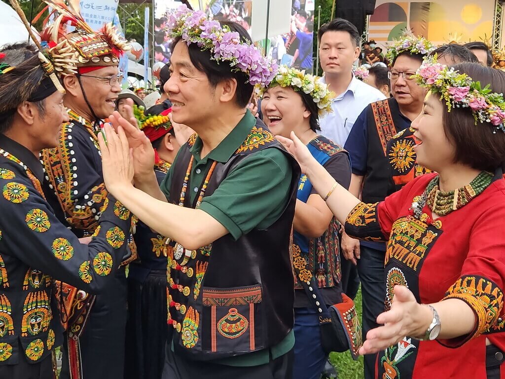 副總統賴清德（前右2）16日到屏東縣參加原住民族聯合收穫節，抵達會場後與現場族人擊掌打招呼，全場歡聲雷動，場面相當熱鬧。 圖：屏東縣政府提供