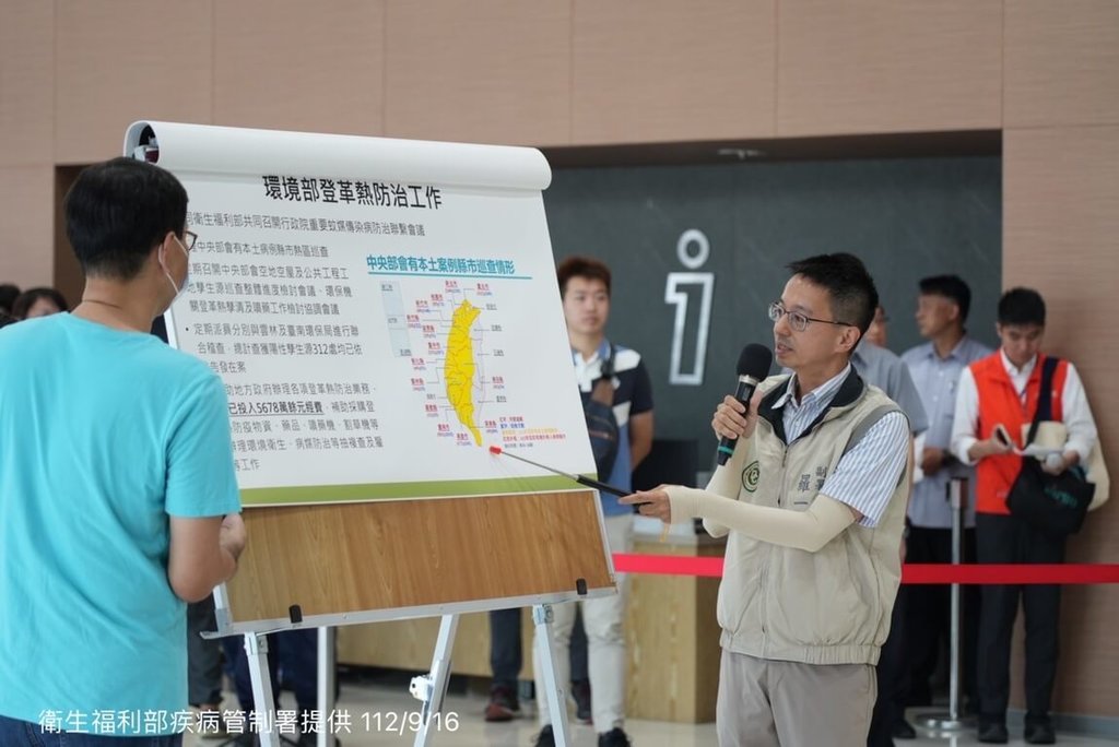 行政院長陳建仁16日南下視察台南市登革熱疫情熱區，現場由疾管署副署長羅一鈞（前右）簡報說明防治工作。 圖：疾管署提供