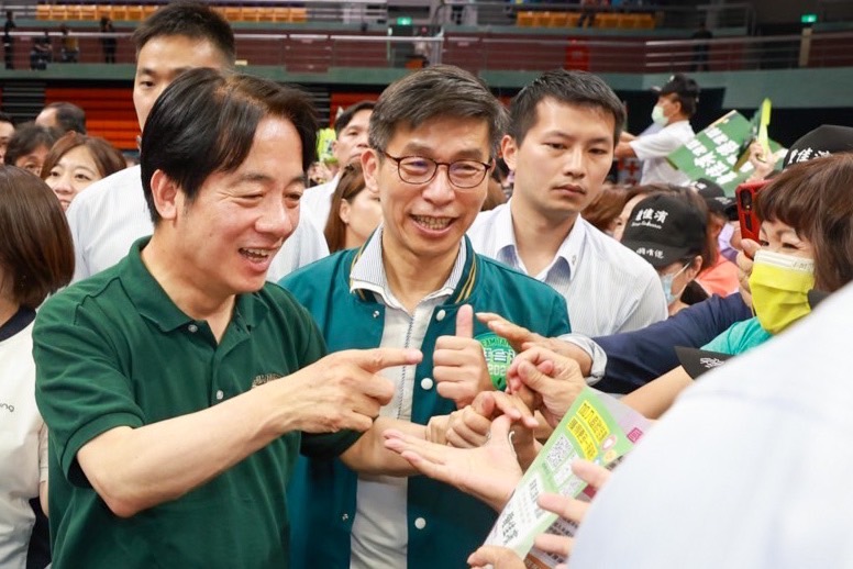 賴清德(左一)由鍾佳濱(左二)陪同進場。 圖：鍾佳濱服務處提供