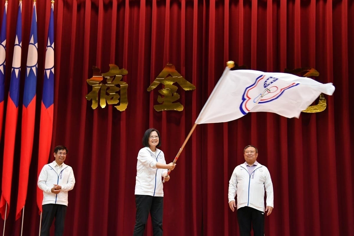 蔡英文(中)為第19屆杭州亞運代表團授旗。 圖：行政院提供