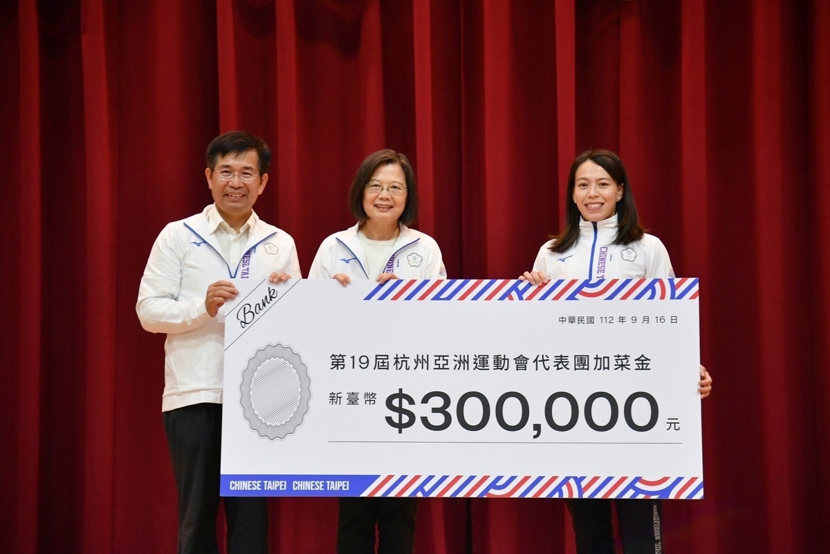 蔡英文(中)致贈30萬元加菜金，郭婞淳(右)代表領取。 圖：行政院提供