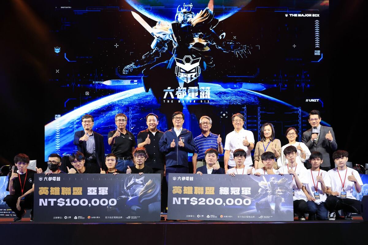陳其邁為英雄聯盟總決賽優勝隊伍頒獎。 圖：高雄市政府提供