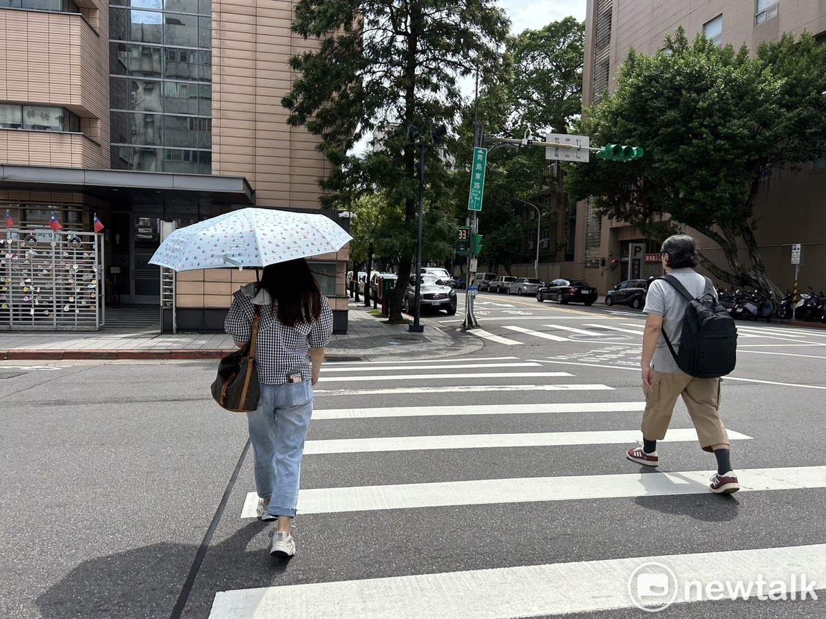 今(24)日天氣高溫炎熱，中午前後新北市為橙色燈號，有38度極端高溫出現的機率。 圖：林岑韋／攝（資料照）