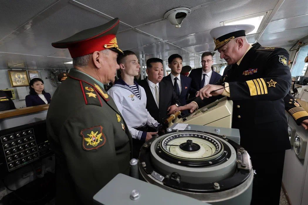 兩人參觀了無畏級驅逐艦「薩波什尼科夫元帥號」（Marshal Shaposhnikov），俄海軍司令葉夫梅諾夫介紹了該艦的能力和武器。 圖：擷取自「X」@djuric_zlatko